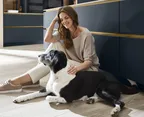 Dog in KUBE Easytouch modern kitchen in Fjord Blue